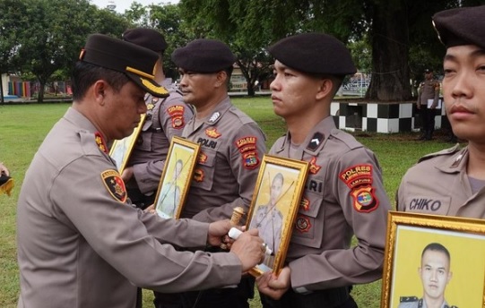 Beda Perlakukan : Bripka RC Di PTDH Usai Curi Motor Rekan, Dua Polisi Pencuri Mobil Belum Dipecat