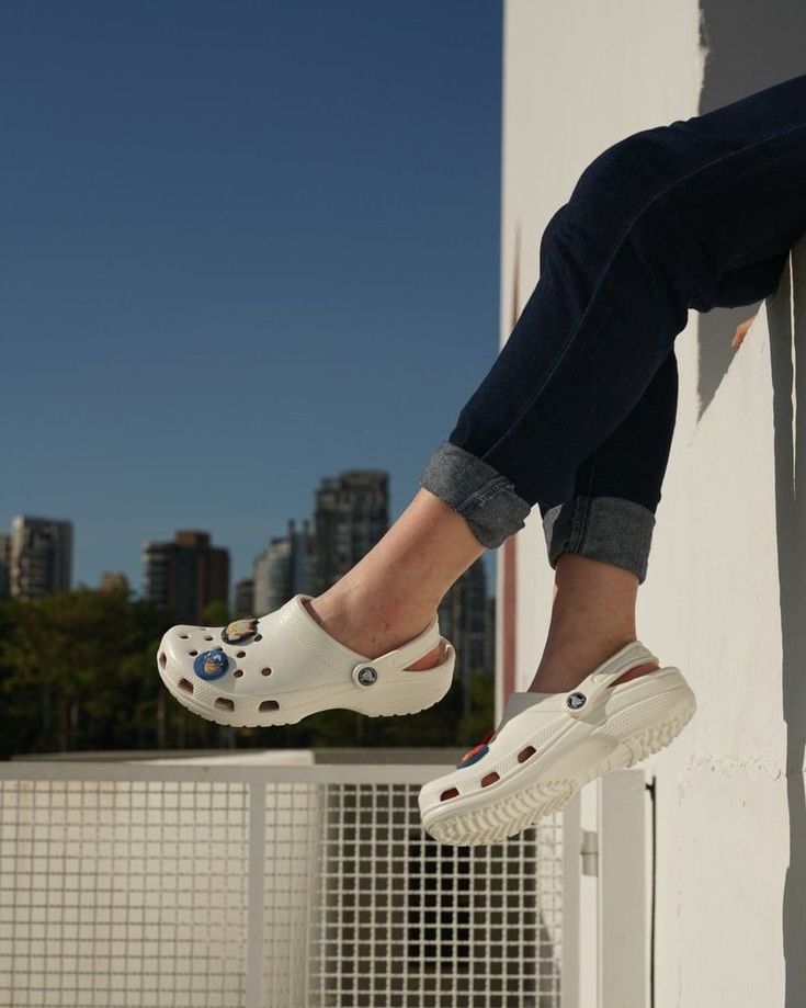 Sandal Crocs, Perpaduan Kenyamanan dan Gaya yang Kian Digemari