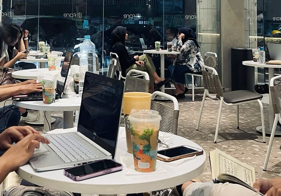 Kebiasaan Menghabiskan Waktu di Kafe untuk Belajar atau Bekerja