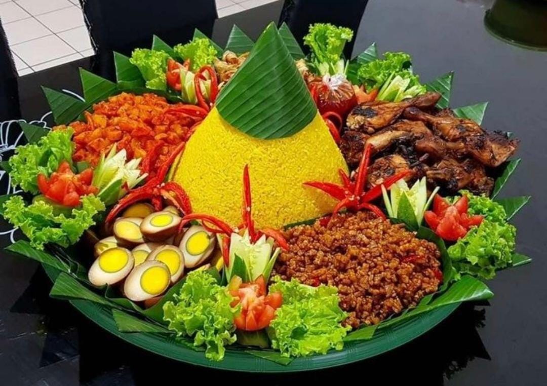 Tumpeng Sebagai Bintang Utama Perayaan HUT RI: Lebih dari Sekedar Sajian, Ini Simbol Sejarah dan filosofi nya.