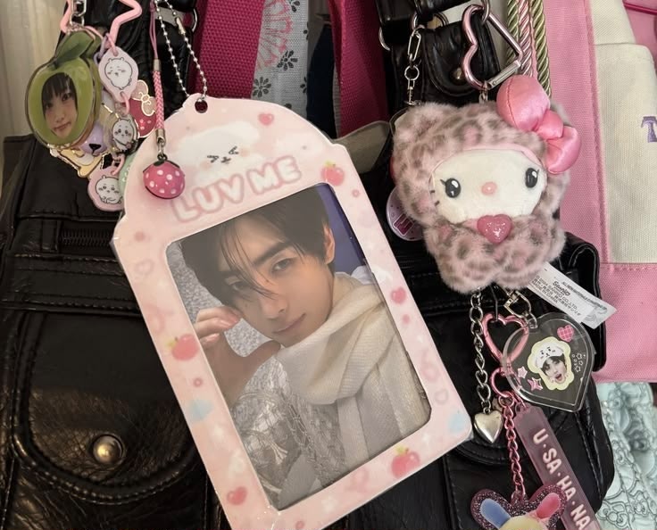 Photocard Holder Makin Populer, Koleksi Idol Jadi Aksesori Sehari-hari