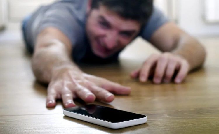 Waspada! “Nomophobia” Semakin Tinggi, Banyak Orang Panik Saat Jauh dari Ponsel