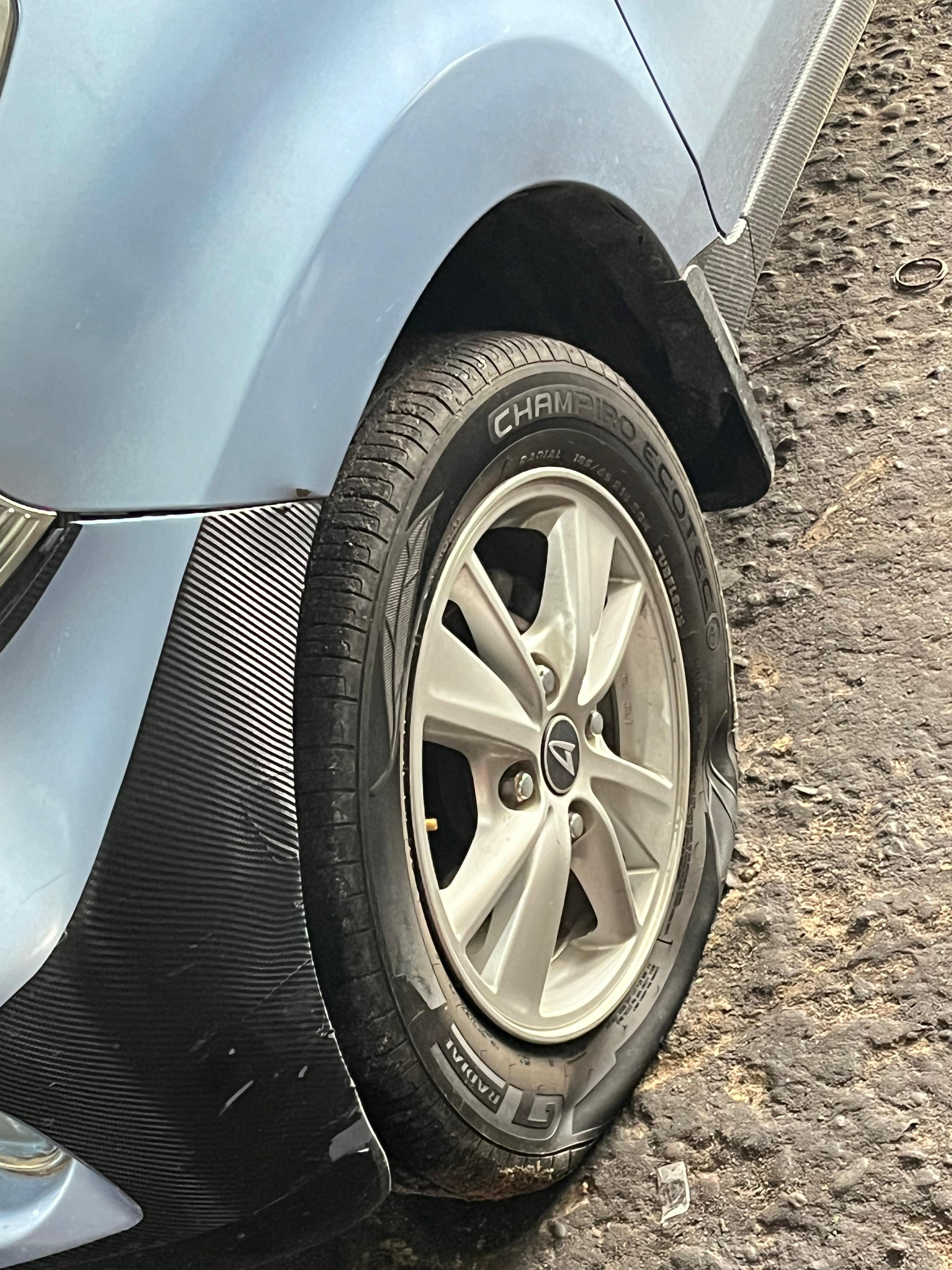 Ban Mobil Pecah Saat Melaju? Lakukan Langkah Ini Agar Kendaraan Tetap Terkendali