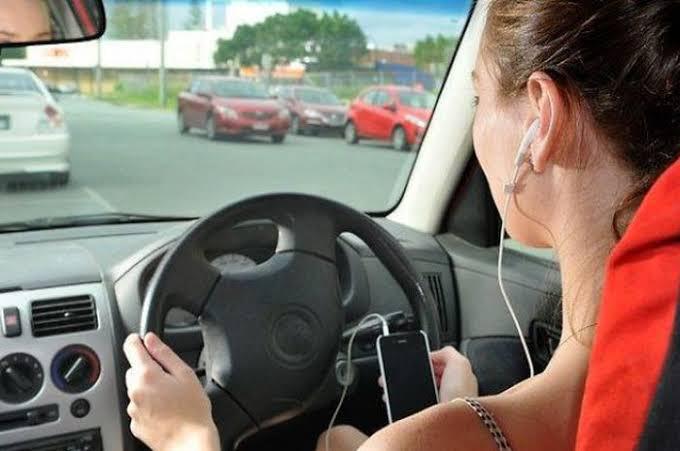 Bahaya Serius Menggunakan Headset Saat Berkendara: Ancaman Nyata bagi Keselamatan