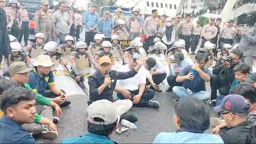 Meski Hujan Deras Aliansi Mahasiswa Provinsi Lampung Tetap Temui DPRD, Ini Tuntutannya