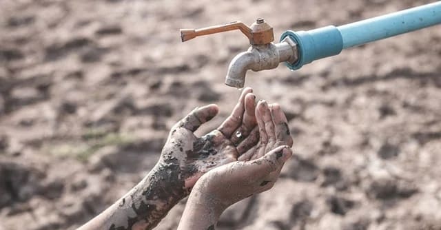 Krisis Air Bersih Akibat Akses Terputus, Warga Hutanabolon Terpaksa Minum Air Parit