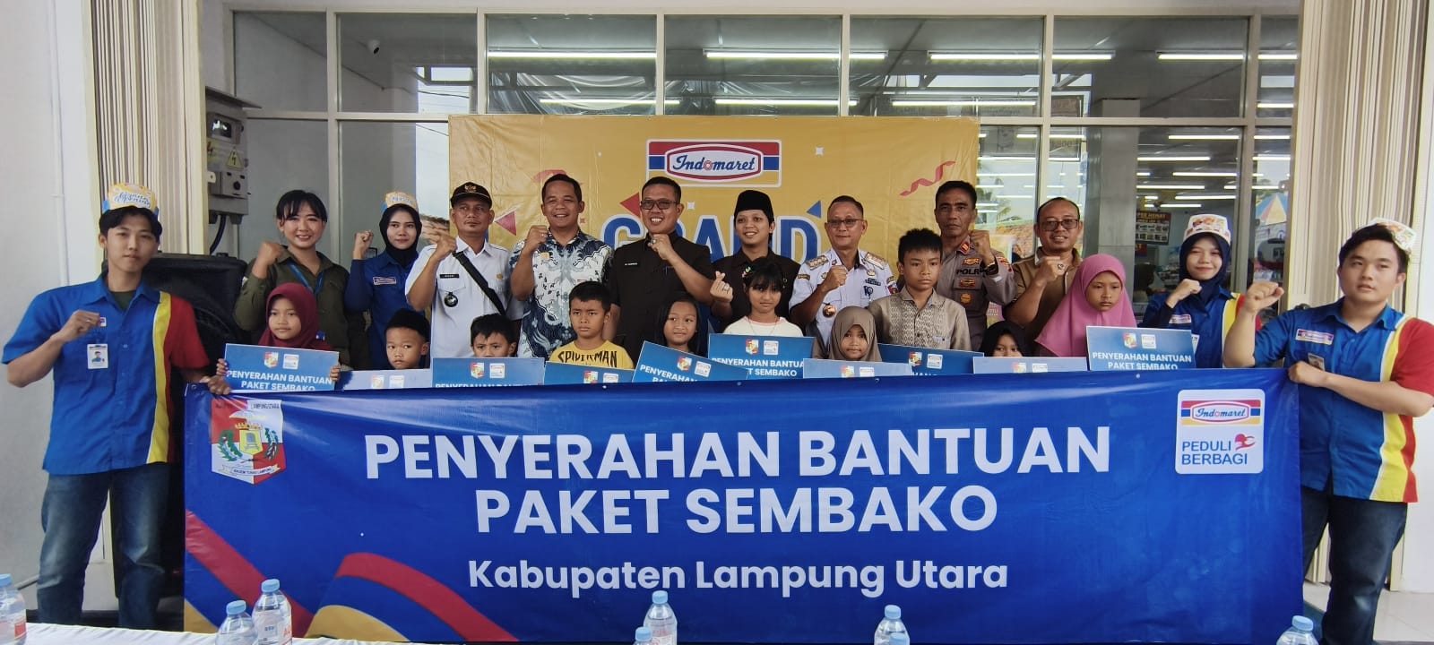 Indomaret Salurkan 100 Paket Sembako untuk Warga Bumi Restu di Momen Grand Opening
