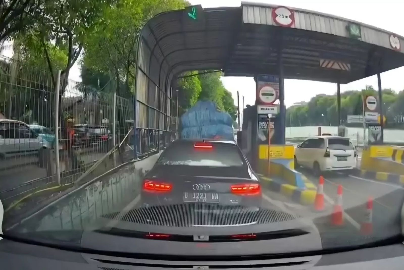 Mobil Mewah Terobos Gerbang Tol Ampera Satu, Viral Aksi Kabur Pengemudi di Jakarta Selatan
