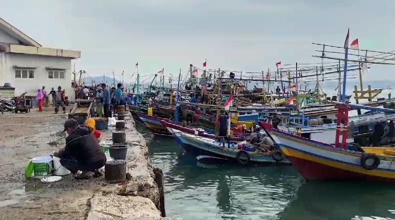Solar Langka, Nelayan Lempasing Terpaksa Sandarkan Kapal