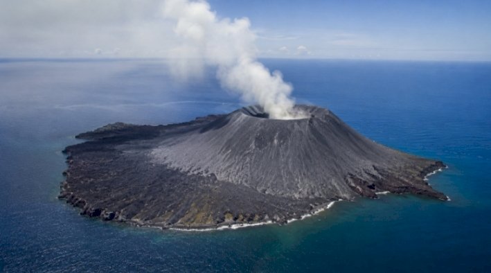 Gunung Anak Krakatau Masih Berstatus Siaga, Asap Kawah Capai 100 Meter
