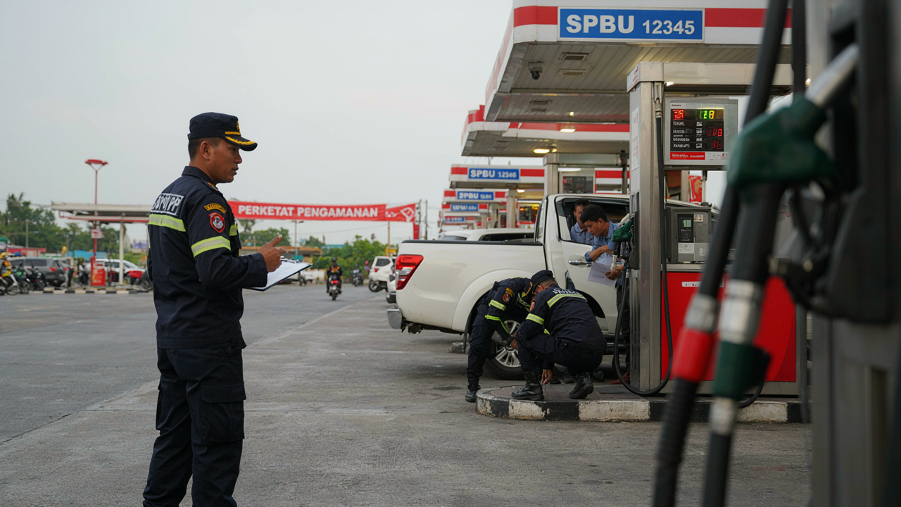 Antrean Solar Mengular di Bandar Lampung, Satpol PP Perketat Pengawasan BBM Bersubsidi.