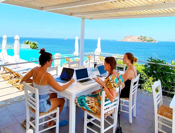 Workation, Gaya Liburan Akhir Tahun Favorit Gen Z: Kerja Jalan, Healing Jalan