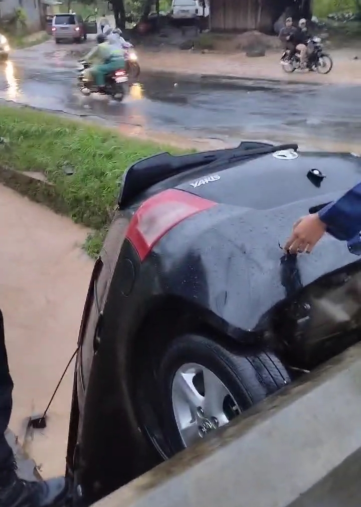 Terobos Banjir di Bandar Lampung Hingga Mobil Masuk Drainase, Seorang Penumpang Meninggal Terbawa Arus