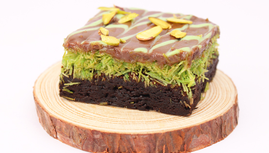 Pistachio Kunafa Brownies, Kreasi Kue Cokelat dengan Sensasi Renyah dan Lumer