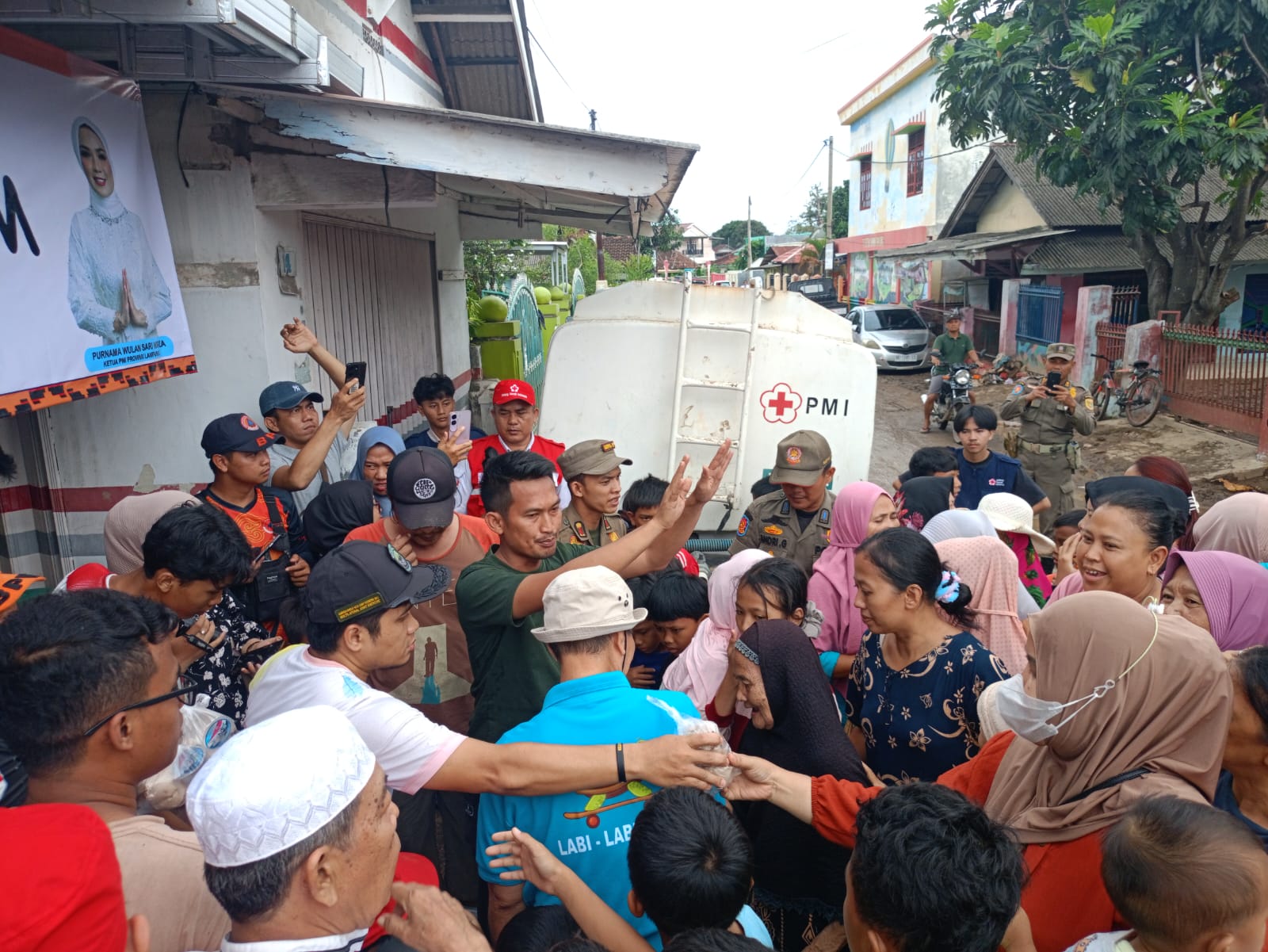 Dapur Umum BPBD dan PMI Lampung Diserbu Warga, Begini Kondisinya