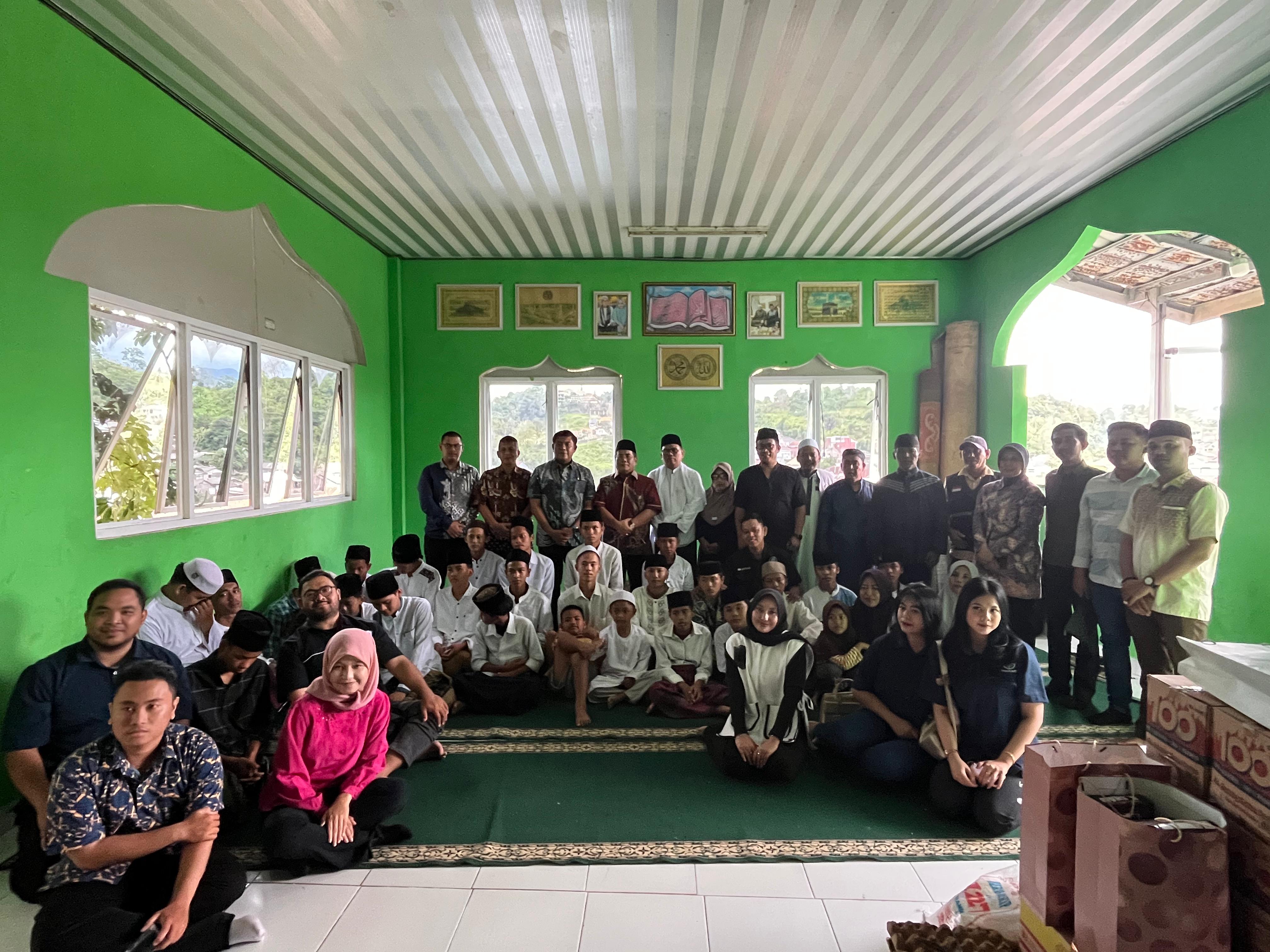 Sinergi Peradi, Polda dan PBH Peradi Serahkan Tali Kasih untuk Santri Ponpes Nurul Muthmainnah Assalafiyah