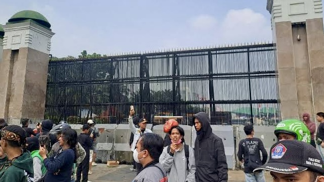 Pagar DPR Dipasangi Beton dan Dilumuri Oli, Berlawanan dengan Ucapan Puan