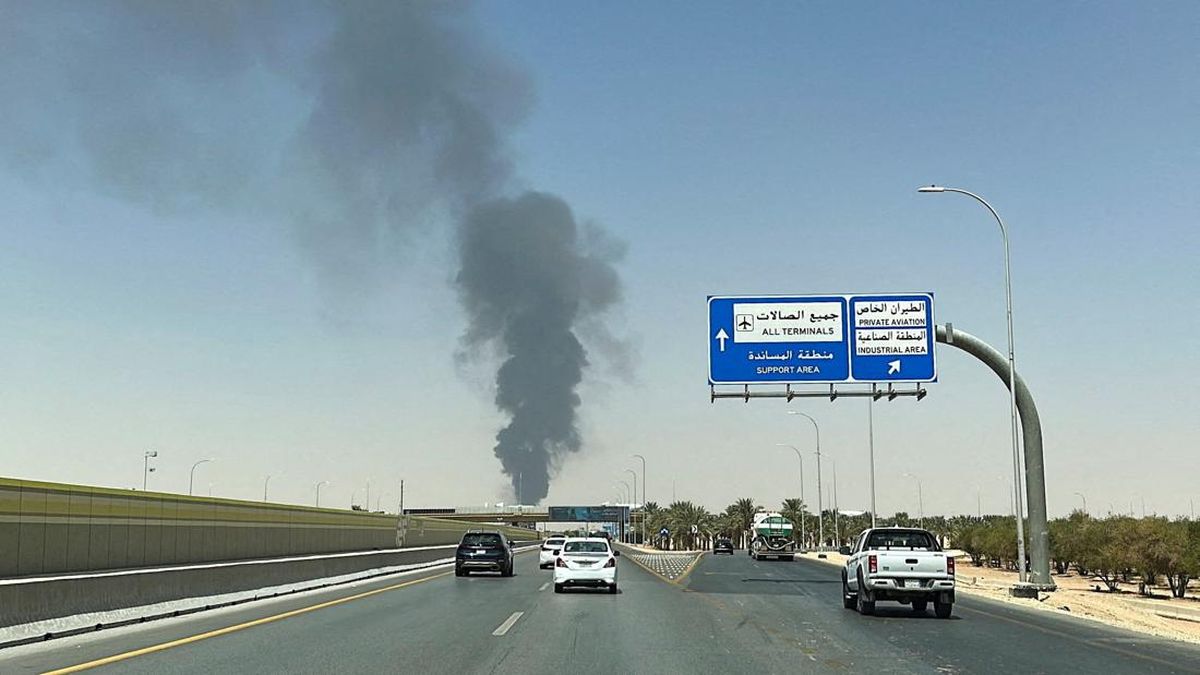  Pesawat Saudia Terbakar di Bandara Riyadh, Diduga Terkena Pecahan Rudal