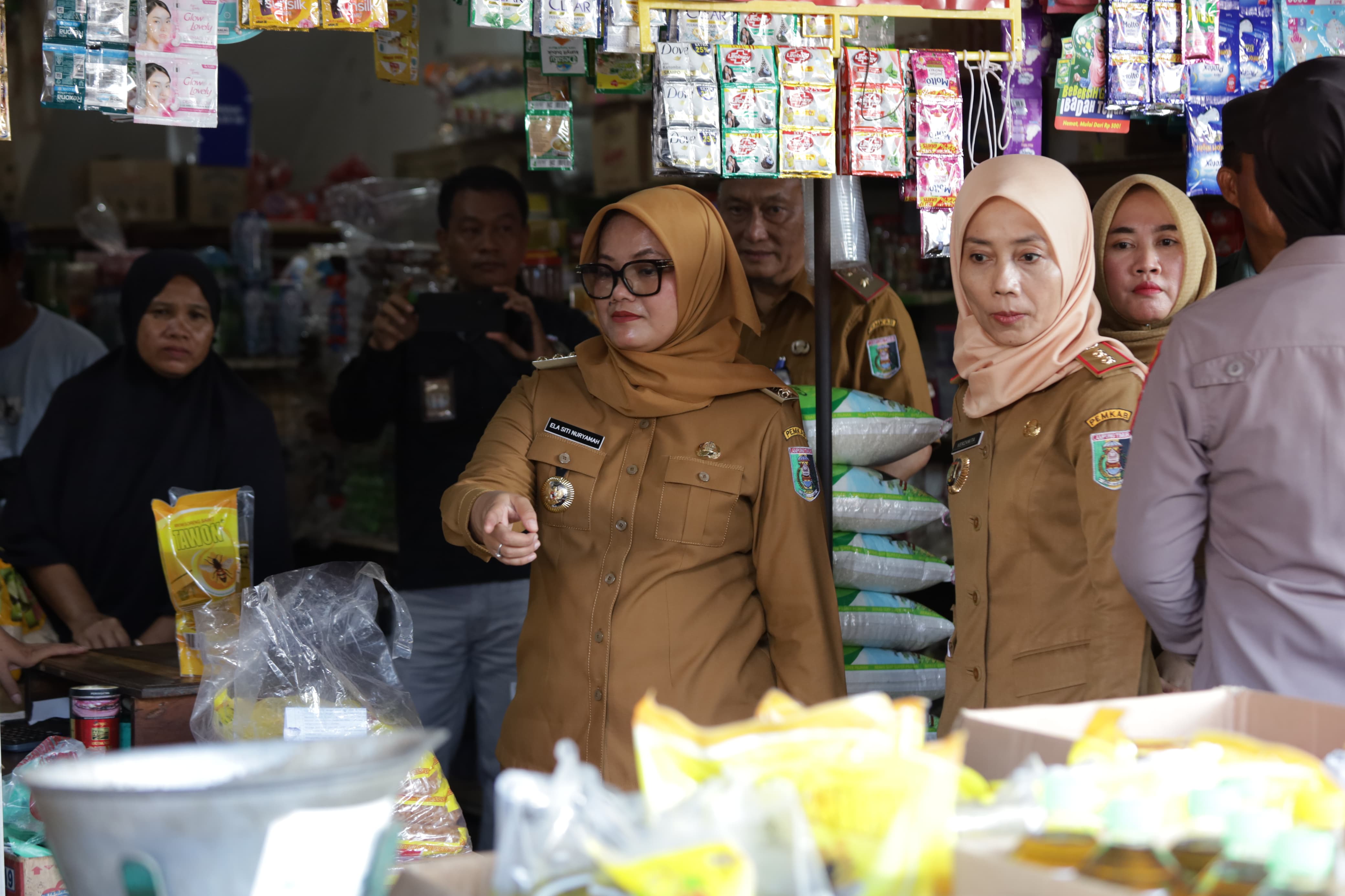 Ngantor Perdana, Bupati Ela Tancap Gas Pantau Harga Sembako dan Layanan Puskesmas