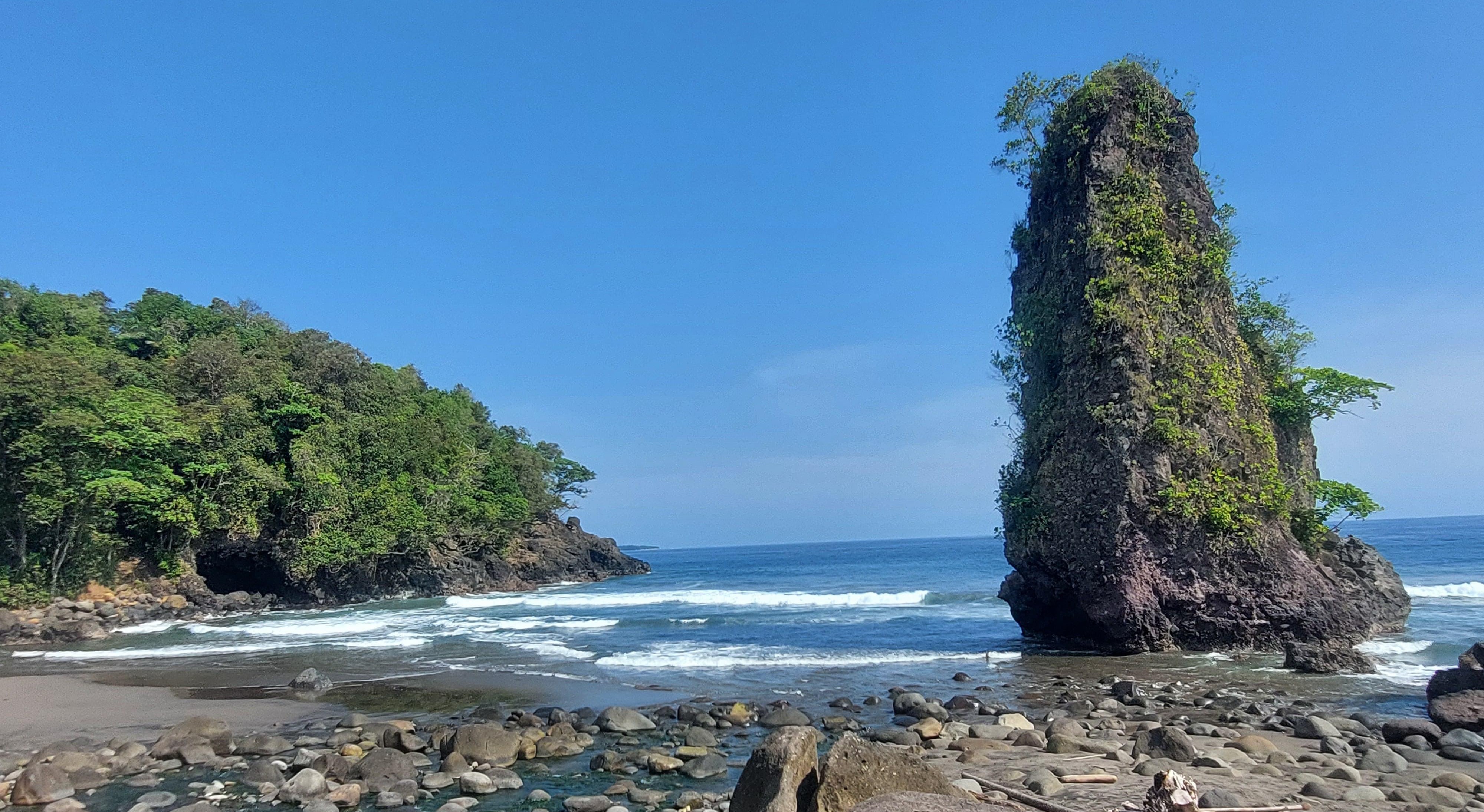 5 Rekomendasi Pantai di Pesisir Barat yang Menarik untuk Dikunjungi