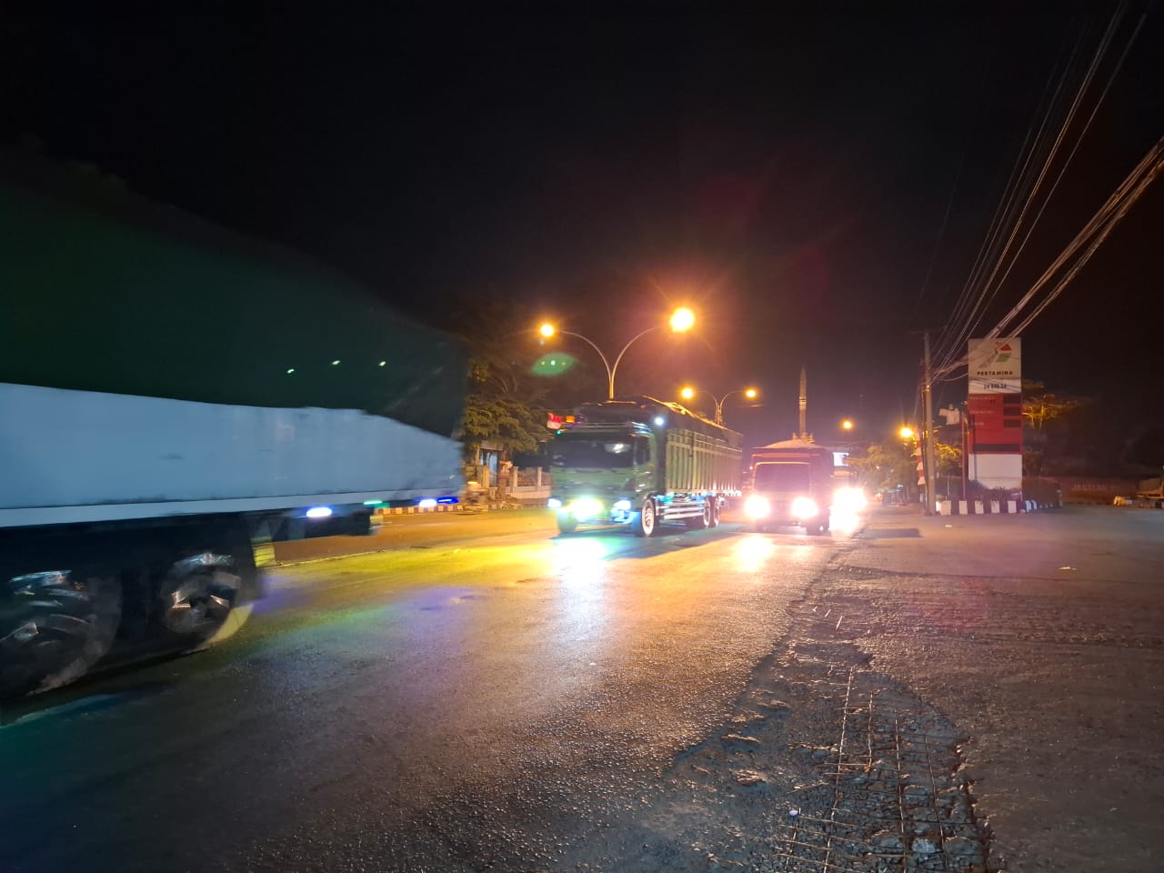 Truk Batubara Buat Ulah, Jalan Konvoi Bahayakan Pengguna Jalan Lain