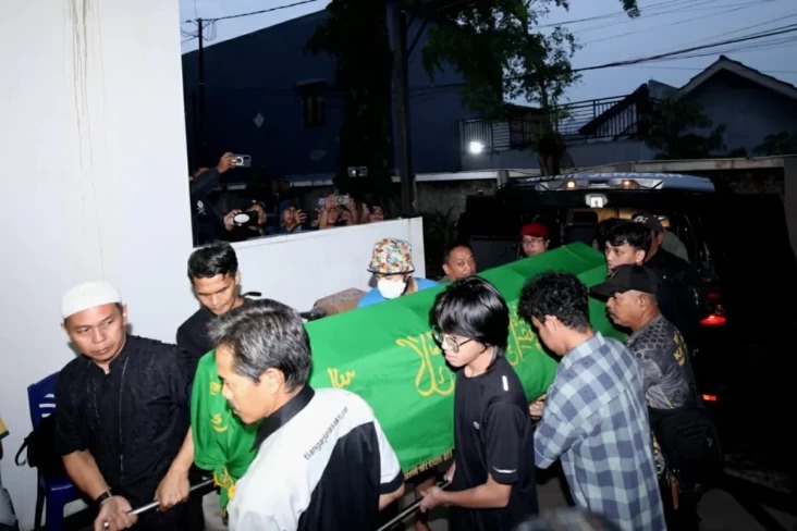 Jenazah Epy Kusnandar Tiba di Rumah Duka, Tangis Keluarga Pecah Saat Peti Diturunkan
