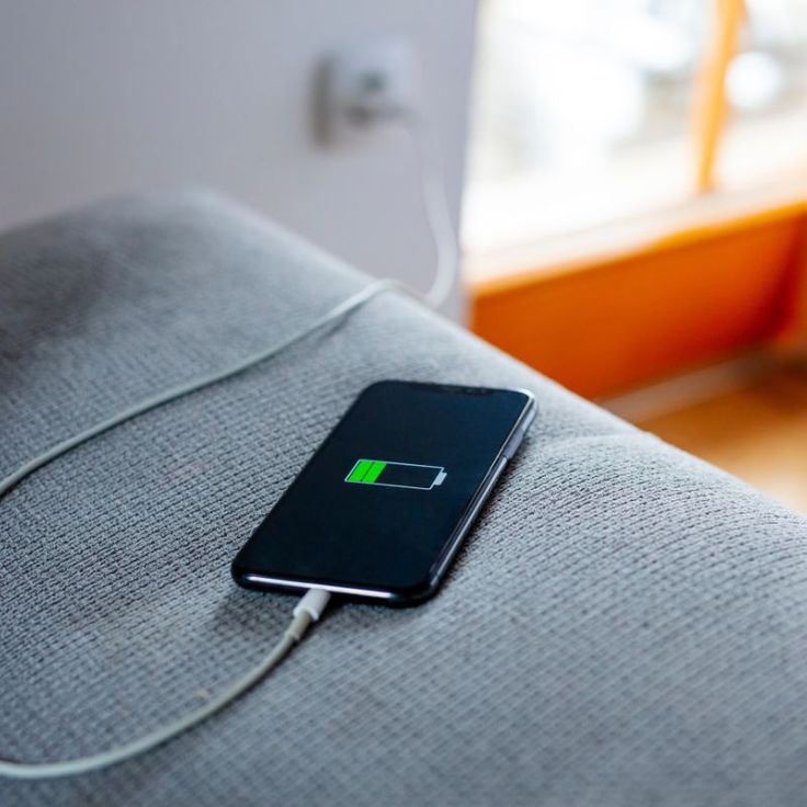 Kebiasaan Charger HP Semalaman yang Perlu Diwaspadai