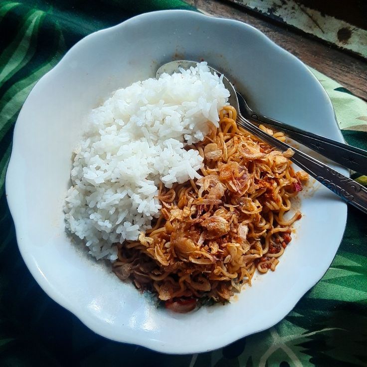 Kenyang Sih, Tapi Bahaya! Ini 5 Risiko Kesehatan Makan Mi Instan Campur Nasi yang Jarang Disadari
