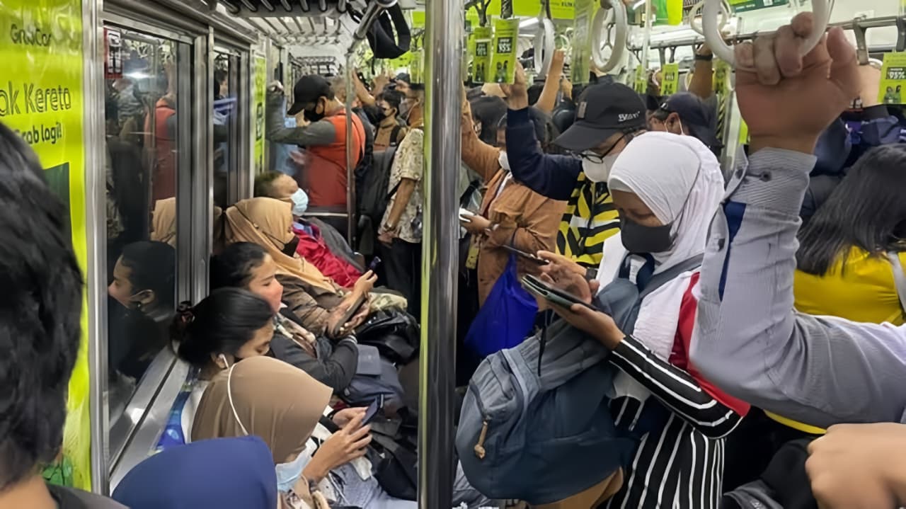KRL Kerap Penuh di Jam Sibuk, Pemerintah Minta Penambahan Gerbong