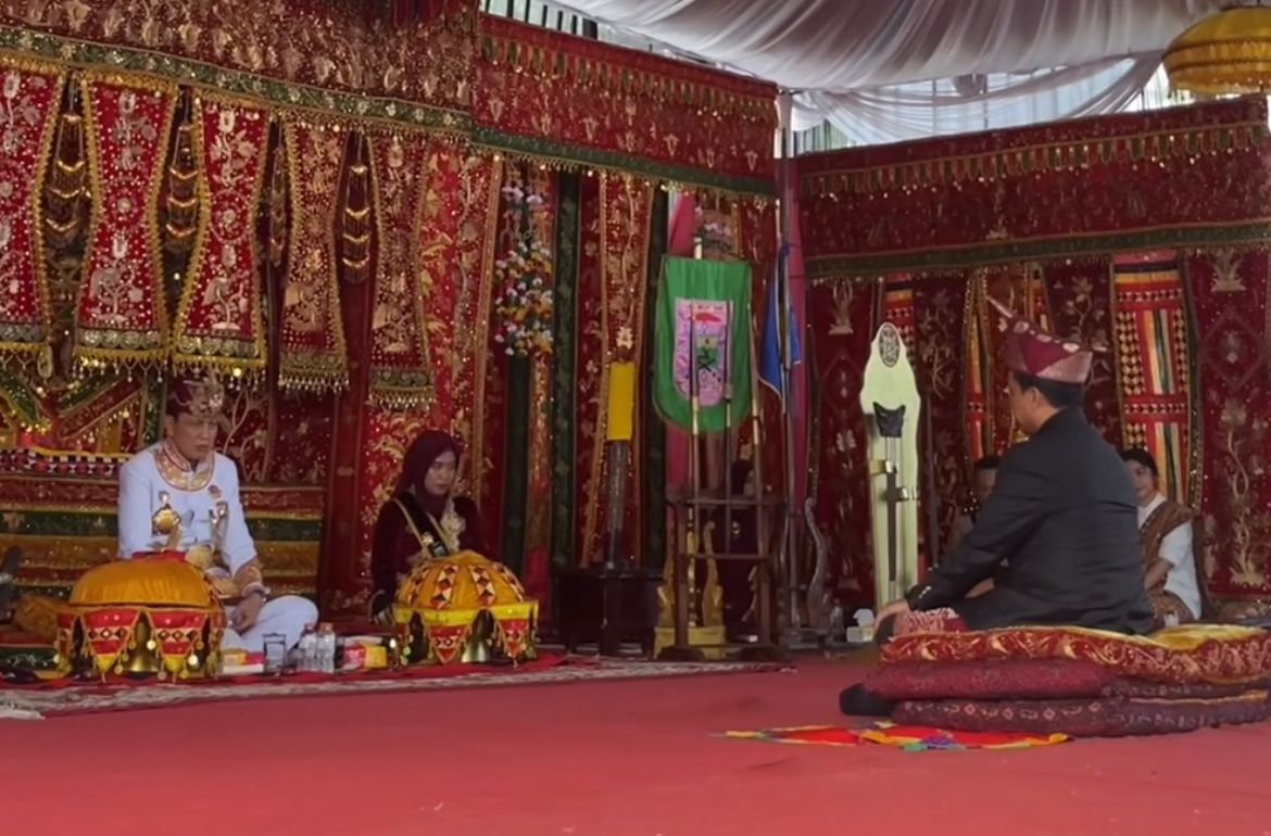 Bupati Pringsewu Dianugerahi Gelar Adat ‘Khadin Mas Narapati Jaya Pamungkas’ oleh Kerajaan Sekala Brak