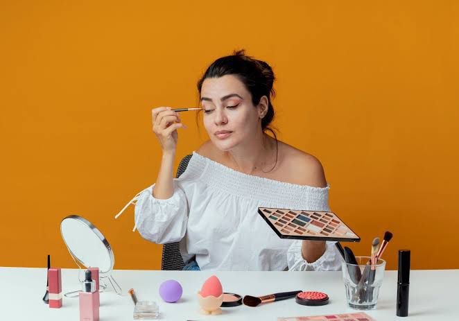 Sering Tidur Masih Pakai Makeup? Hati-Hati, Bisa Picu Infeksi Mata dan Masalah Kulit