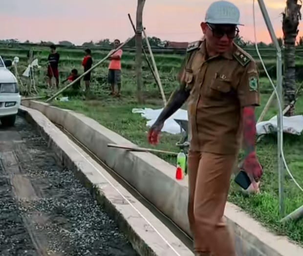 Hoho Alkaf, Kades Viral Nyentrik yang Berdayakan Desa Purwasaba