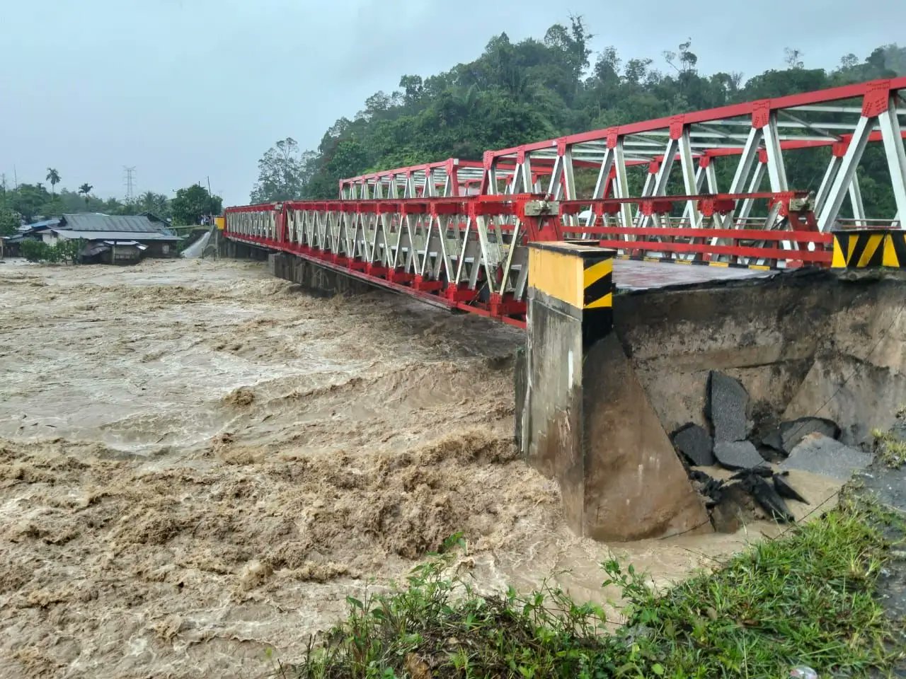 Banjir Bandang Landa Aceh & Sumatera, Ribuan Rumah Terendam, Kendaraan Terbawa Arus, dan Akses Warga Terputus 