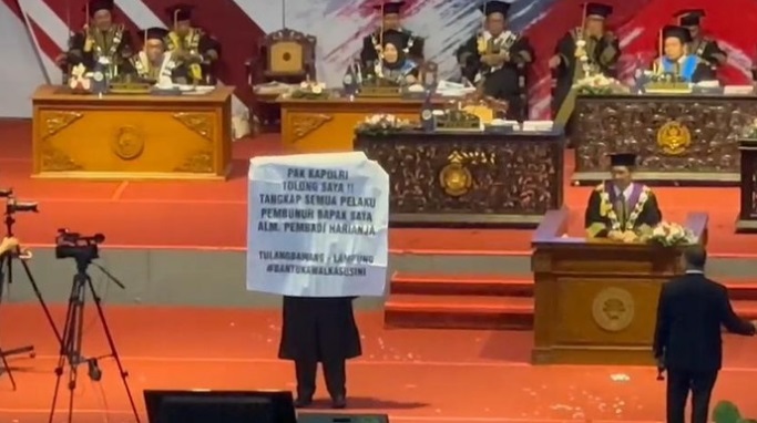 Mahasiswa Asal Lampung Bentang Spanduk Saat Wisuda : Minta Kapolri Usut Pelaku Pembunuhan Ayahnya