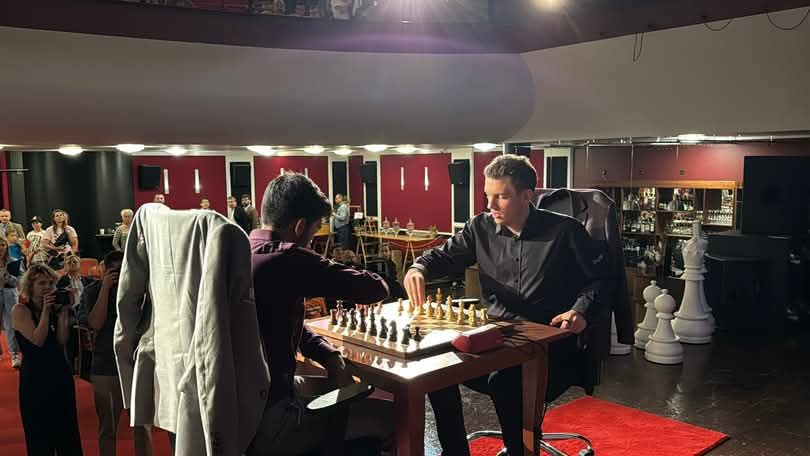 DUDA TEKUK GUKESH 5–1: Kritik Magnus Carlsen Terbukti Benar?