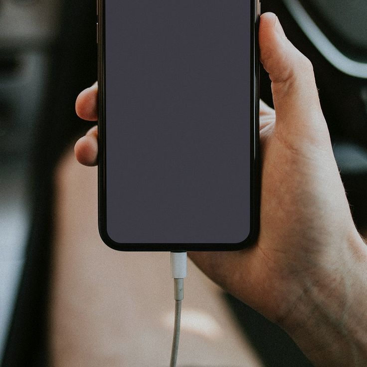 Bahaya Main HP Sambil Dicas: Waspadai Risiko yang Mengintai!