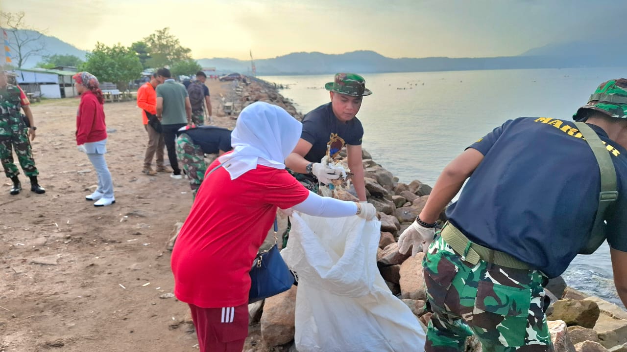 Sinergitas Brigif 4 Marinir/BS  - Komunitas Renang Antar Pulau Bersih Pantai Sambut HUT RI ke-79