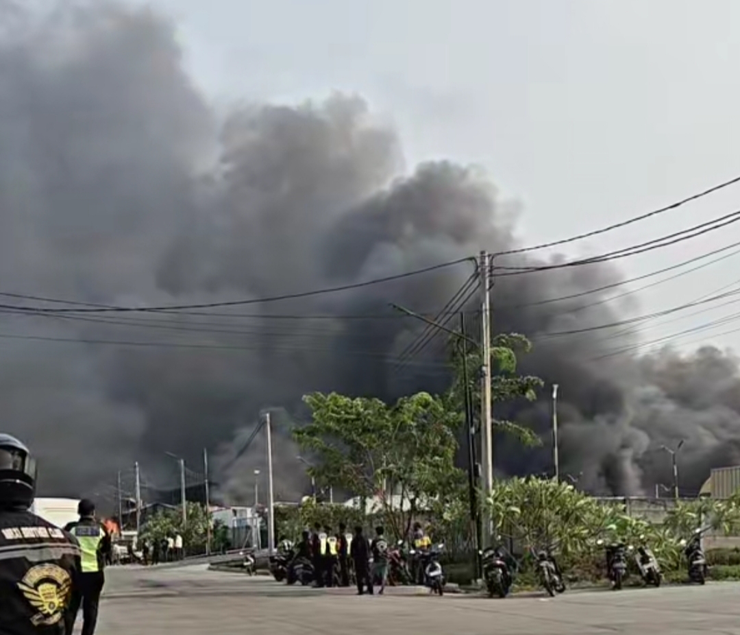 Puluhan Gudang di Kosambi Tangerang Terbakar, Sejumlah Bangunan Ambruk