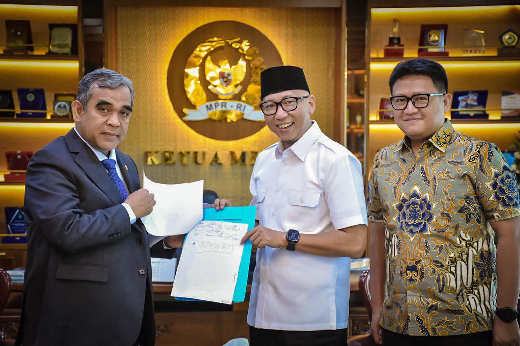 Ligat, Gubernur Lampung Mirza Langsung Serahkan Tuntutan Massa Aksi ke Ketua MPR