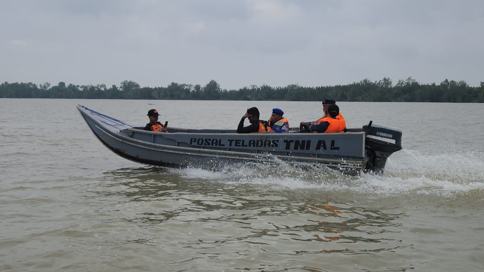 KM Sumber Mandiri Diterjang Badai, Satu ABK Jatuh dan Hilang di Perairan Kuala Teladas