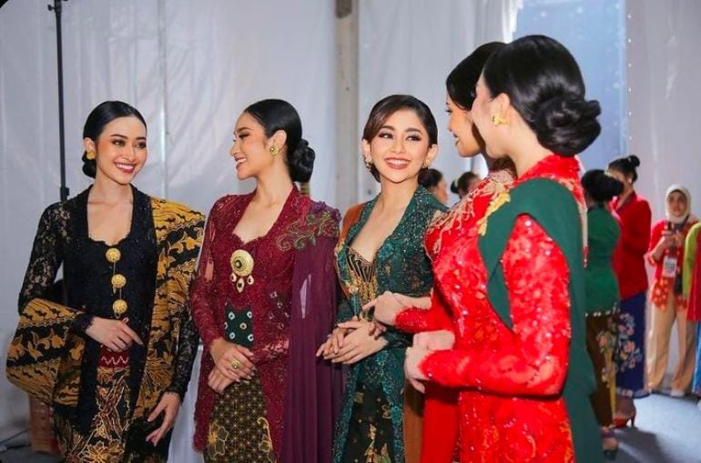 Kebaya Resmi Diakui Dunia: Sertifikat WBTb UNESCO Diserahkan Bersama Reog dan Kolintang