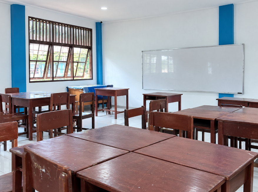 Dari Plafon Rusak ke Kelas Nyaman, Revitalisasi Rp1,1 Miliar Ubah SMP YPK Sion Jayapura