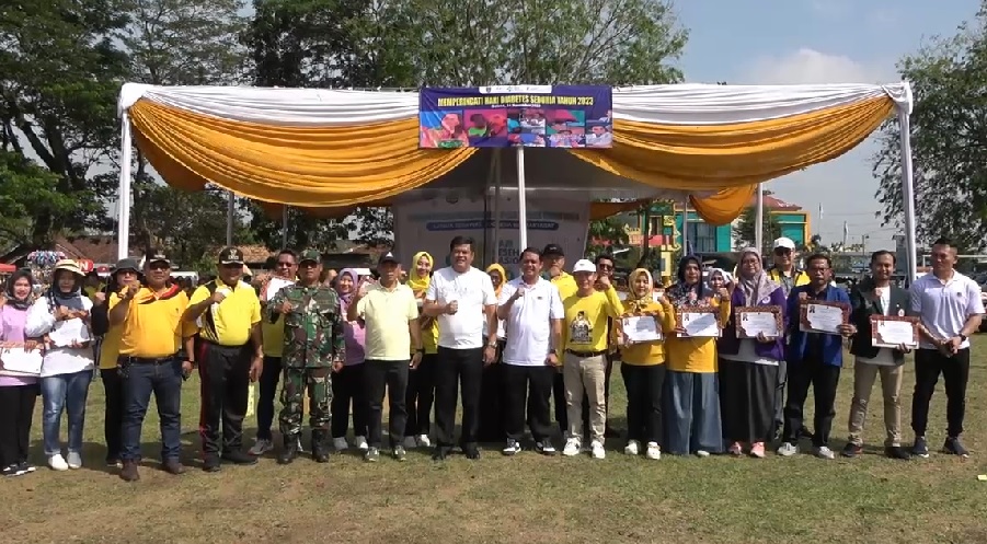 HKN ke-59, Bupati Lamteng Beri Penghargaan Atas Pencapaian Germas Cegah Sunting ke RSUD DSR