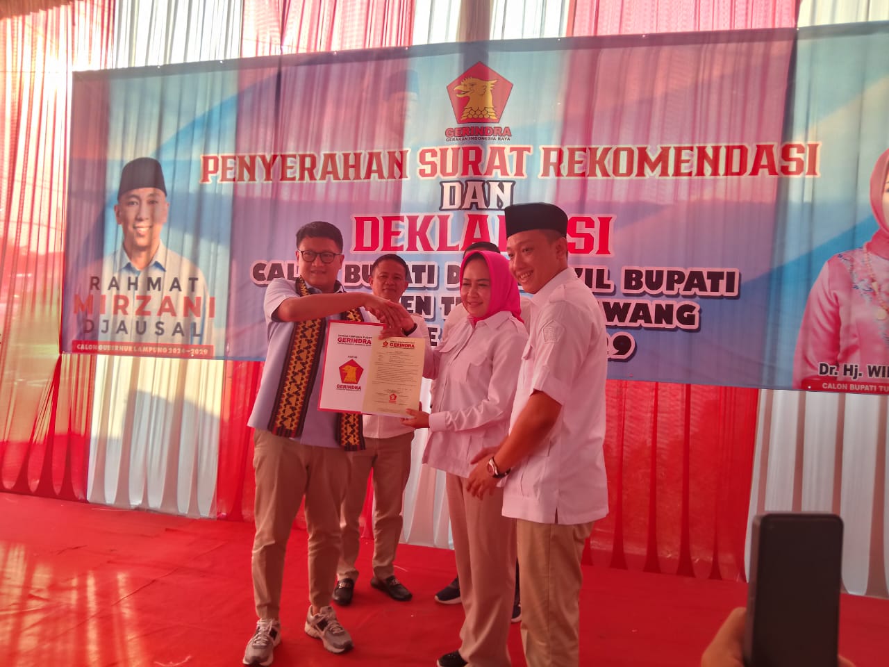 Gerindra Berikan Surat Tugas Winarti - Reynata Irawan Maju Pilkada Tulang Bawang