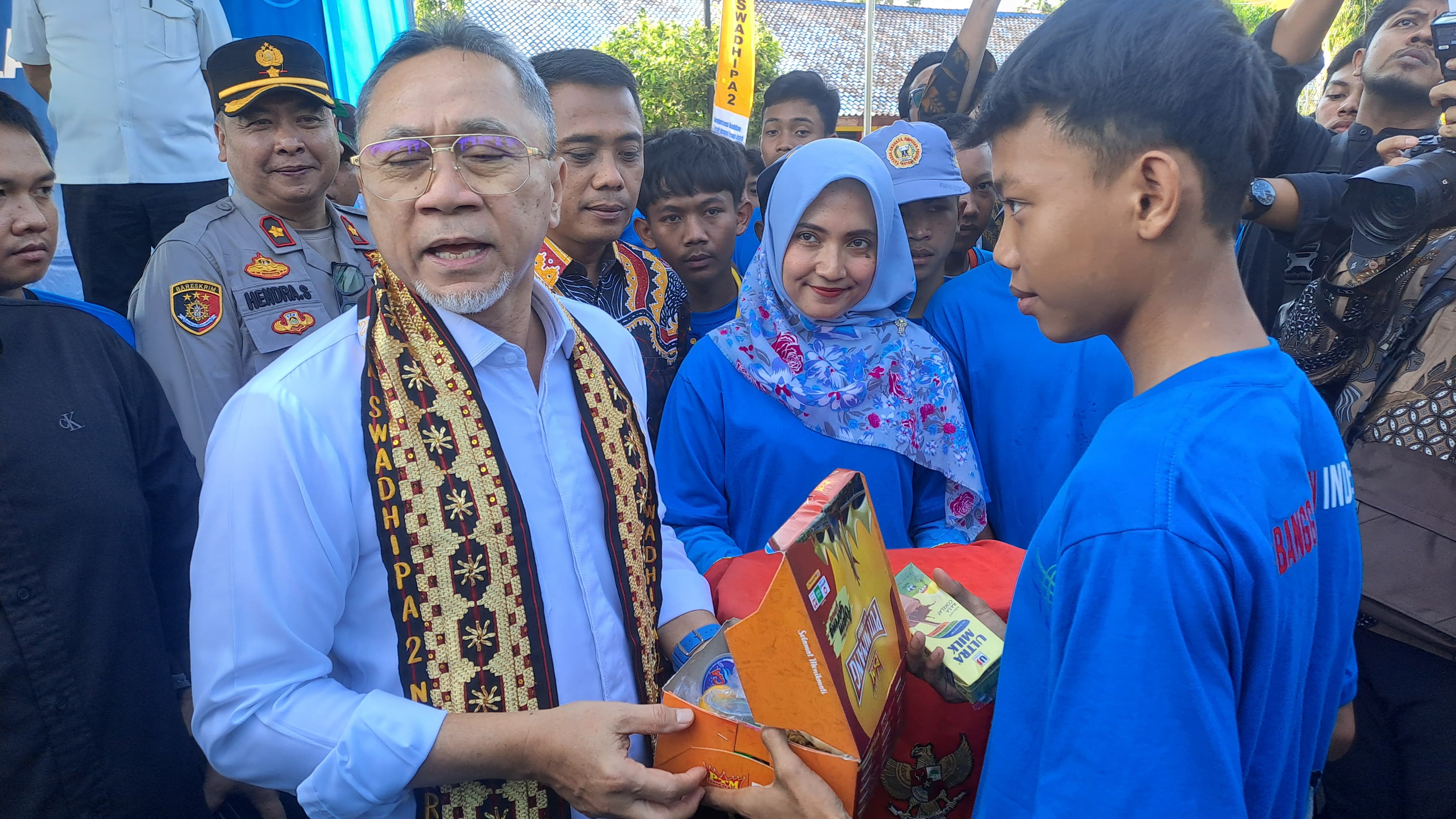  Zulhas Bagikan Makan Bergizi Gratis di Lampung, Ini Isinya!