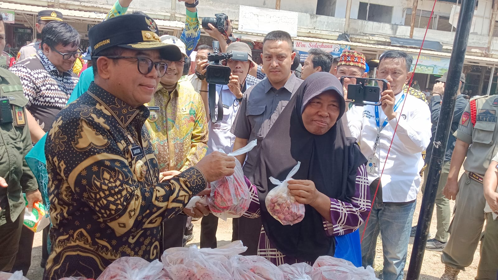 Pj Gubernur Lampung Tinjau Gerakan Pangan Murah di KTM Mesuji Timur