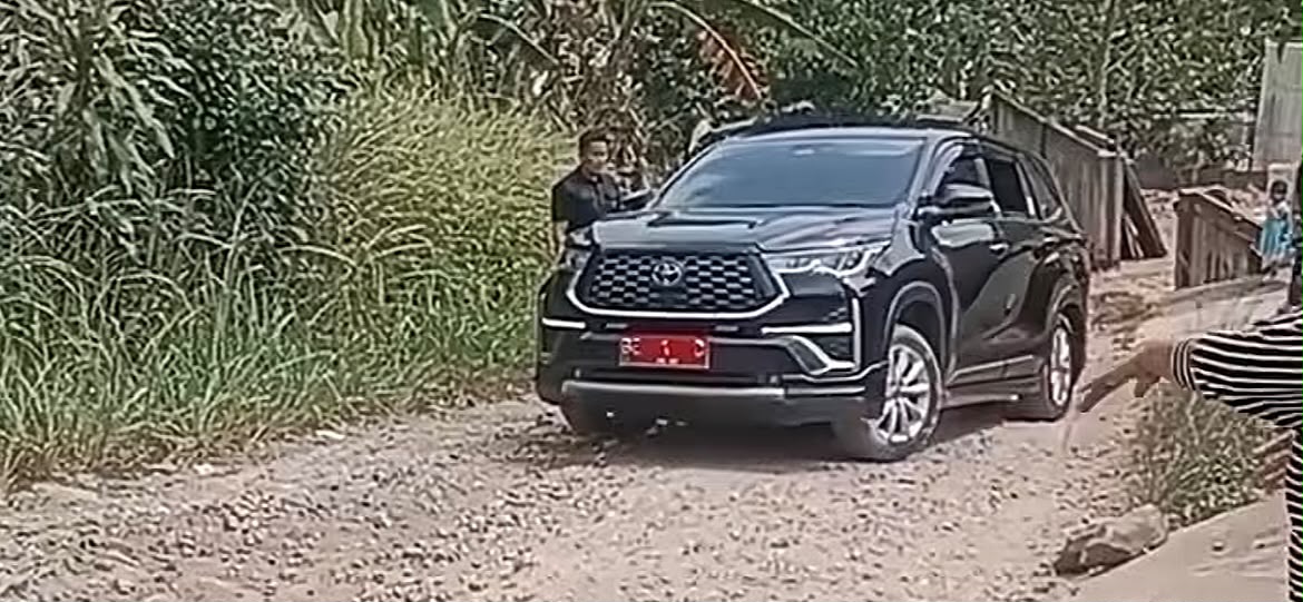 Mobil Dinas Bupati Lamsel Tersendat Lewati Jalan Rusak di Merbau Mataram
