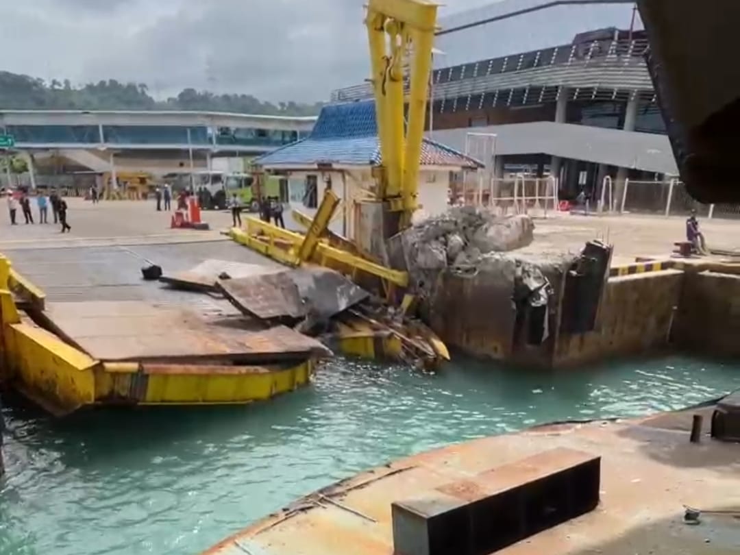 Tak Terkendali KMP Portlink III Tabrak Dermaga Eksekutif, Layanan Ferry Ekspress Ditutup Sementara