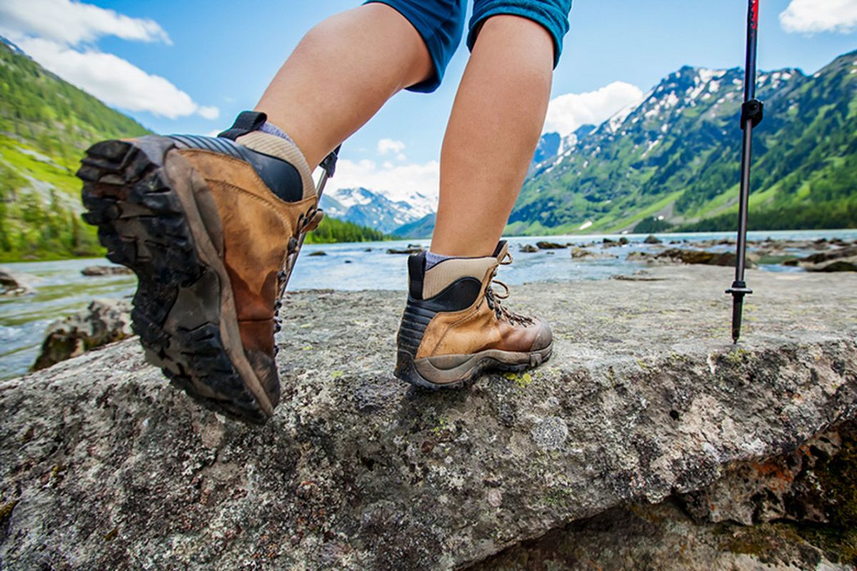 Mau Mendaki Gunung Pakai Sepatu Lari? Ini Risiko yang Perlu Diketahui