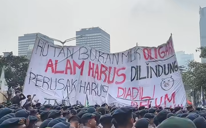 Situasi Demo di Bundaran HI Ricuh, Massa Masih Bertahan hingga Petang